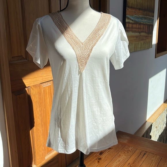Tops - NWOT Boho soft ivory petal sleeved V-neck Top